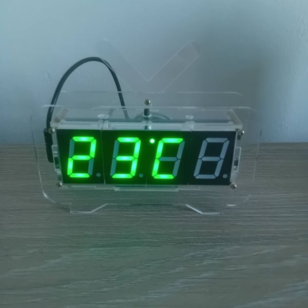 Ceas cu afișaj verde