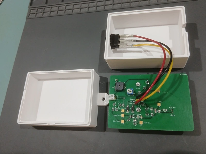 Interior carcasă cu PCB și baterii